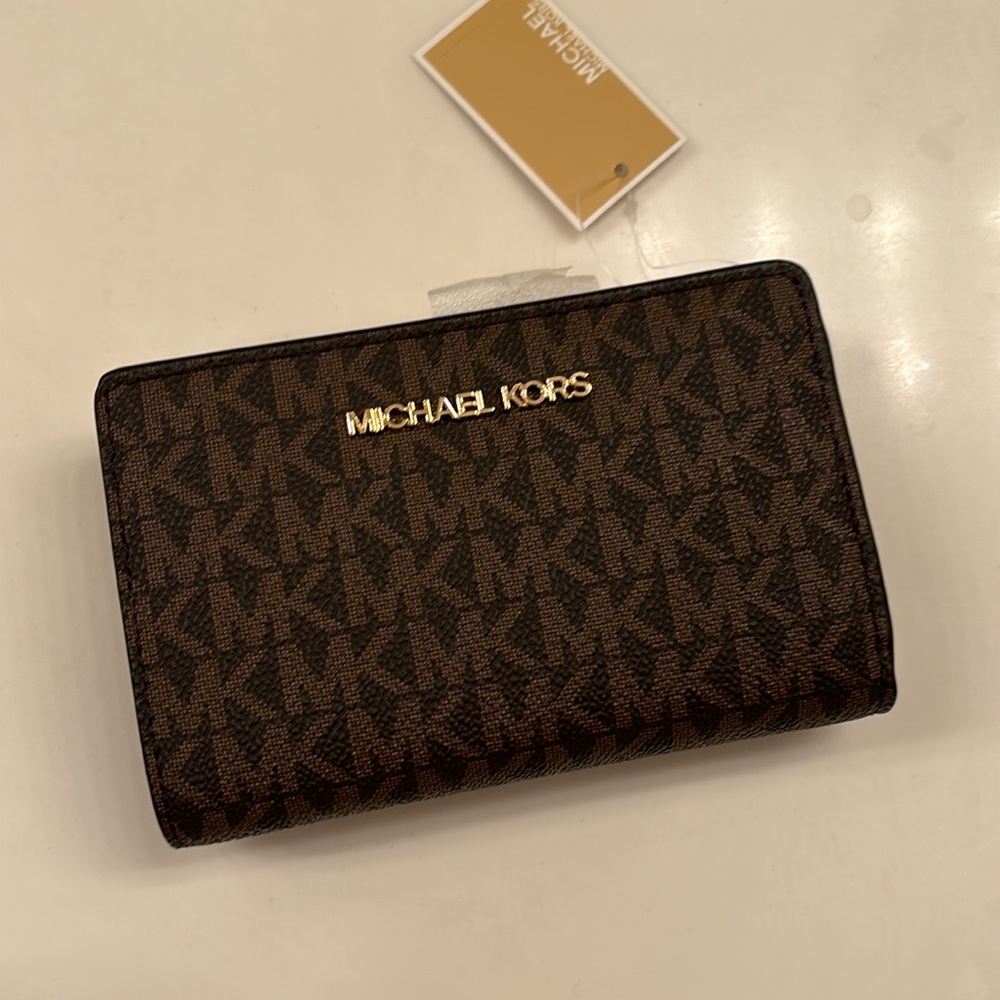 BRAND NEW Michael Kors Wallet with original gift box included